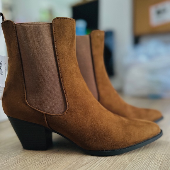 NWT HEELED BROWN CHELSEA BOOTS - Picture 1 of 4